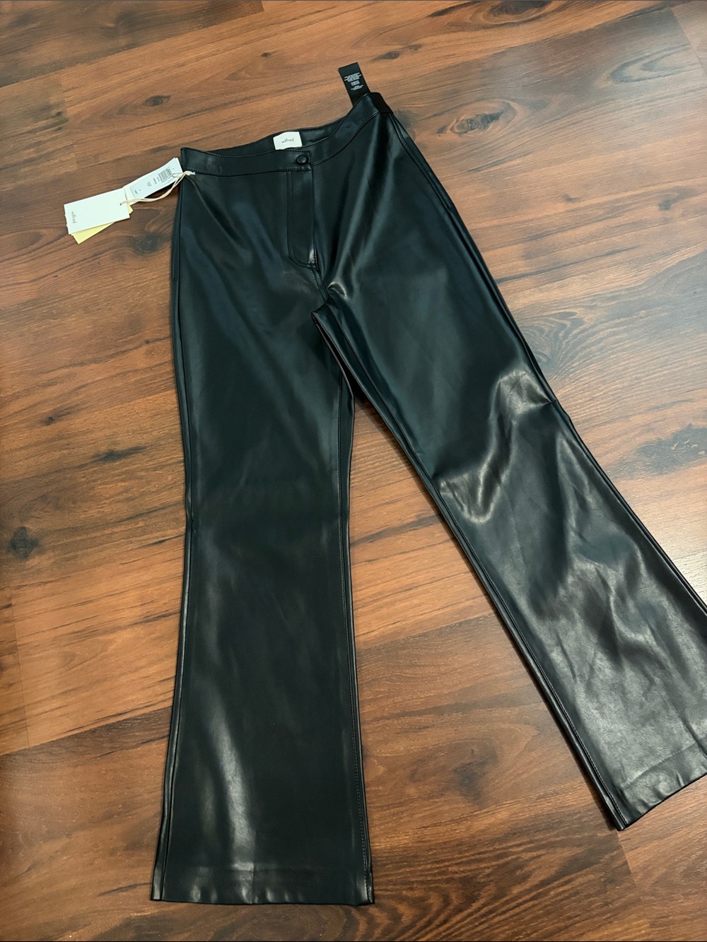 Aritzia 🖤 Wilfred Black Faux Leather Flared Crop Pants
NWT ⭐️